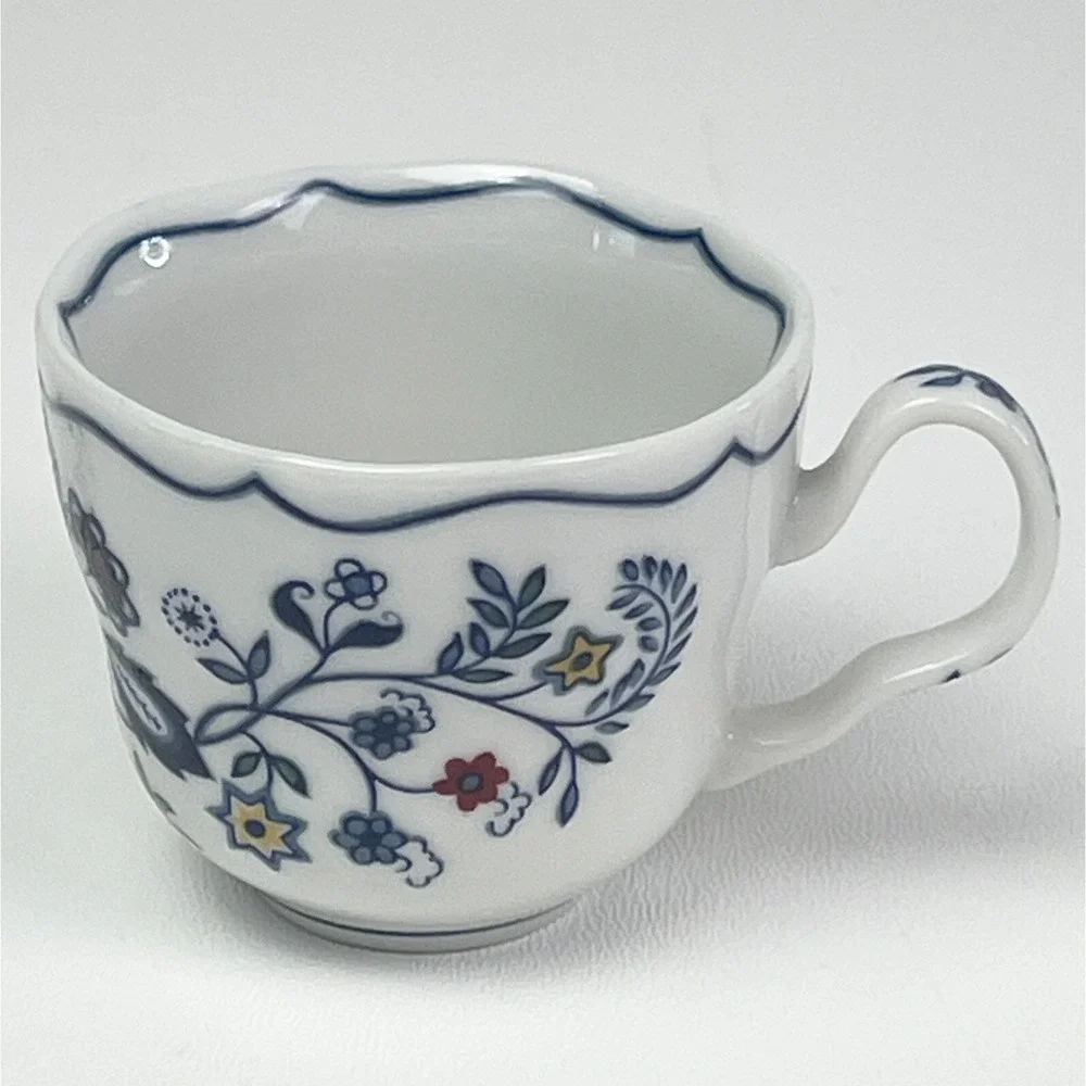Vintage 1984 Avon European Tradition The Netherlands Demitasse Blue & White Cup